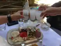Как се сервира узо правилно и защо побелява?