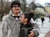 Любов зад кулисите на Формула 2: Крисия и Никола Цолов се целуват по правилата