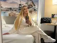 Малина затвори 100 буркана компот от вишни