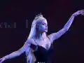 Вероника Стефанова шокира с танци и кърмене на сцената!
