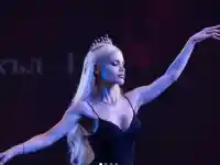 Вероника Стефанова шокира с танци и кърмене на сцената!