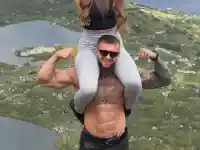РАЗЧУПИ СЕ!! Натали Стойчева яхна мускулестото си гадже и се изфука със странен татус! (ВИЖ ТУК)