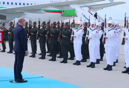 Румен Радев бе посрещнат с почести на летището в Анкара (снимки)