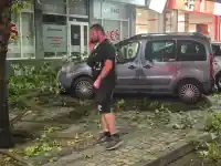 Опустошителна буря в Пловдив: 50 автомобила пострадаха!