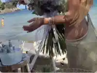 Тита отпразнува 27-и рожден ден с шумно парти на морето