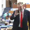 Скандал! Пеевски на две места едновременно? Разкрития от парламента!