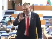 Скандал! Пеевски на две места едновременно? Разкрития от парламента!