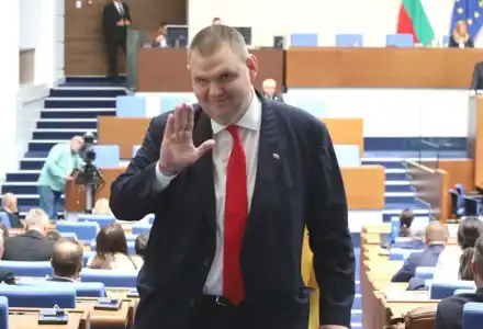 Скандал! Пеевски на две места едновременно? Разкрития от парламента!