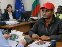 Скандал: 200 000 азиатски работници заплашват здравето ни!