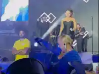 Скандал: Лепа Брена падна на сцената в Будва! Вижте ВИДЕОТО!