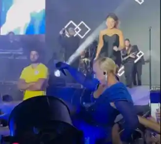 Скандал: Лепа Брена падна на сцената в Будва! Вижте ВИДЕОТО!