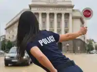 Шок! Фалшива секси полицайка взривява мрежата със скандални снимки!
