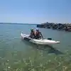 Глория щастлива в надуваема лодка