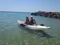 Глория щастлива в надуваема лодка