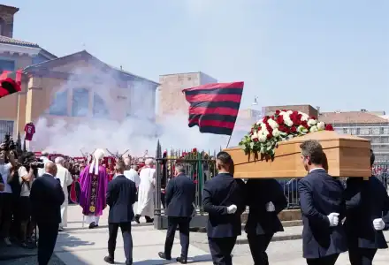 Италия се поклони пред капитана си: Хиляди изпратиха Франко Барези (Снимки)