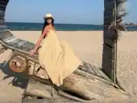 КАКВО ПО ДЯВОЛИТЕ?! След пижамите: Мис България цъфна облечена в чувал на плажа! (СНИМКИ)
