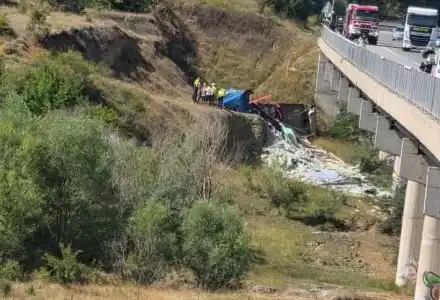 Камион падна от мост на магистрала "Струма", водачът загина