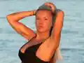 Марчето шокира с плажна фотосесия и йога пози!