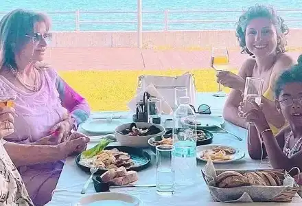 Шокиращи тайни от живота на Мими Иванова на море с внучката!