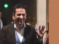 Найо Тицин казва „сбогом“