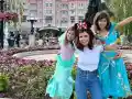 Славена Вътова храни лами с щерките