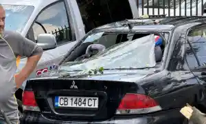 След бурята: Затворени пътища, свлачища, залети имоти, потрошени коли и катастрофи (видео)