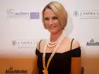 Супермоделът Карен Мюлдер наруши 30-годишно мълчание, разкри, че е преживяла "ужасни, нечовешки неща"