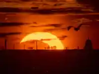Шокиращо пълно слънчево затъмнение завладя Европа!
