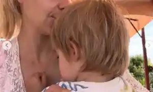 Василена Винченцо с бебе на море