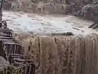 "Водопад метро" след поройния дъжд в София (видео)