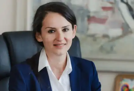 Зам.-министърката Павлета Пеловска вилнее на Малдивите и в Испания с богата любовница – брокер на недвижими имоти