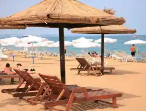 Трагедия на плажа: Бой за шезлонг завърши фатално в Гърция!
