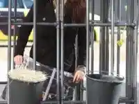 Актриса се затвори в клетка пред парламента! Вяра Зайкова и още 200 души ще живеят на смени пред Народното събрание