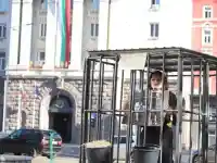 Актриса се затвори в клетка пред парламента! Вяра Зайкова и още 200 души ще живеят на смени пред Народното събрание