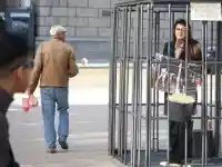Актриса се затвори в клетка пред парламента! Вяра Зайкова и още 200 души ще живеят на смени пред Народното събрание