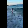 Алекс Сърчаджиева шокира с бясно бягане по плажа!