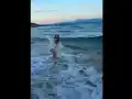 Алекс Сърчаджиева шокира с бясно бягане по плажа!