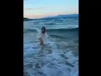 Алекс Сърчаджиева шокира с бясно бягане по плажа!