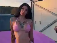 Анжела Ташева шокира с розова кола и горещ бански!