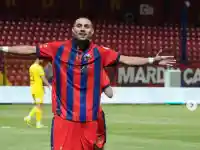 Футболист и певец – шокиращо сходство, което разтресе мрежата!