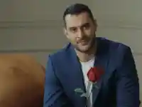 Ергенът Крис във "Фермата" с нови зъби