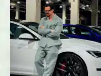 Ергенът Виктор Стоянов ИЗПЛАКА: Смачкаха ми кола за 120 000 евро! Теслата му излезе солено