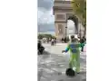 Камелия запя „Луда по тебе“ в Париж! Минувач й пусна пари в чантата (ВИДЕО)
