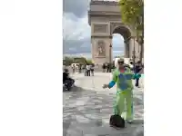 Камелия запя „Луда по тебе“ в Париж! Минувач й пусна пари в чантата (ВИДЕО)