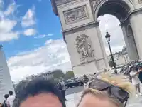 Камелия запя „Луда по тебе“ в Париж! Минувач й пусна пари в чантата (ВИДЕО)