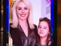 Кати и щерка й се тъпчат с бургери и пържени картофи