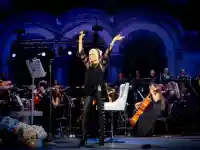 Шок! Лили Иванова пя два часа, но феновете не дойдоха!