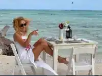 Майката на Радо по-секси от Габи! Вижте яката милфка, която прати сина си в „Ергенът“ с тракер (СНИМКИ)