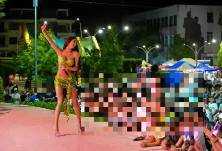 Скандал в Симитли: Селина разголва ли се пред деца?