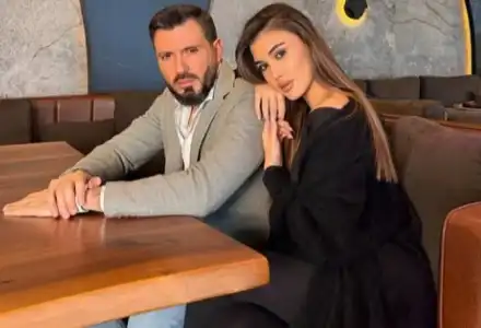 Скандалът на годината: Йоана Илиева на колене пред Елвиса!